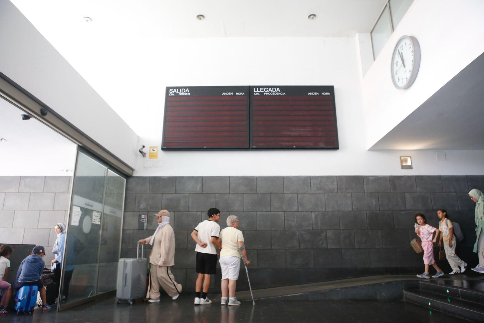 Pantallas de información averiadas de la estación de autobuses de Algeciras