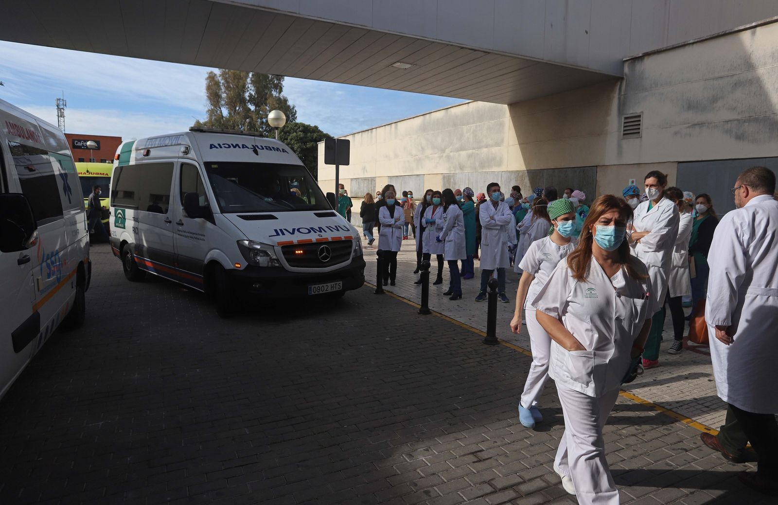 Sanitarios, en el homenaje a Mari Ángeles en el Punta Europa de Algeciras.