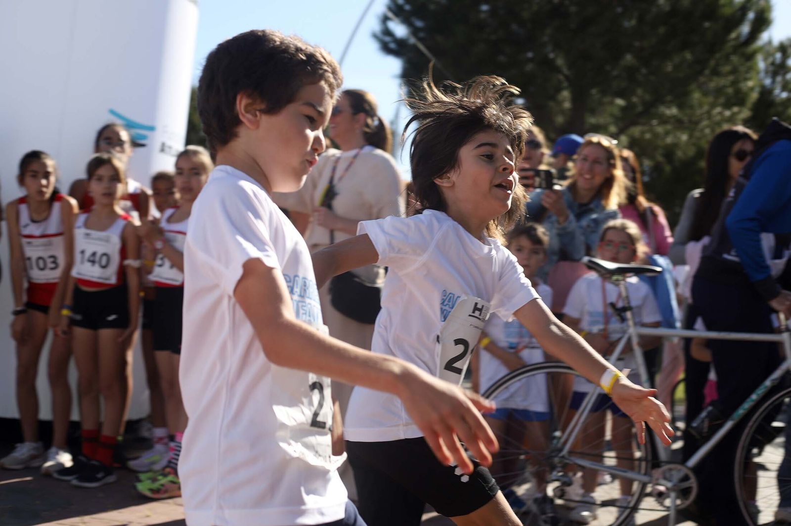 Imágenes de la carrera infantil previa a la "10K Puerta del Descubrimiento"