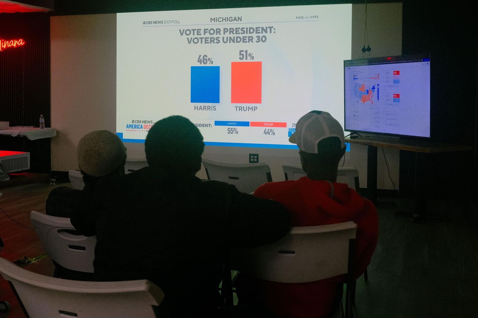Varias personas esperan para conocer los resultados electorales en Virginia.