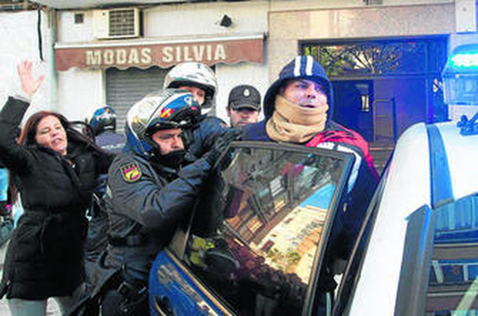 El supuesto asesino, el 13 de febrero de 2014, encarándose con los vecinos al ir a la reconstrucción de los hechos.