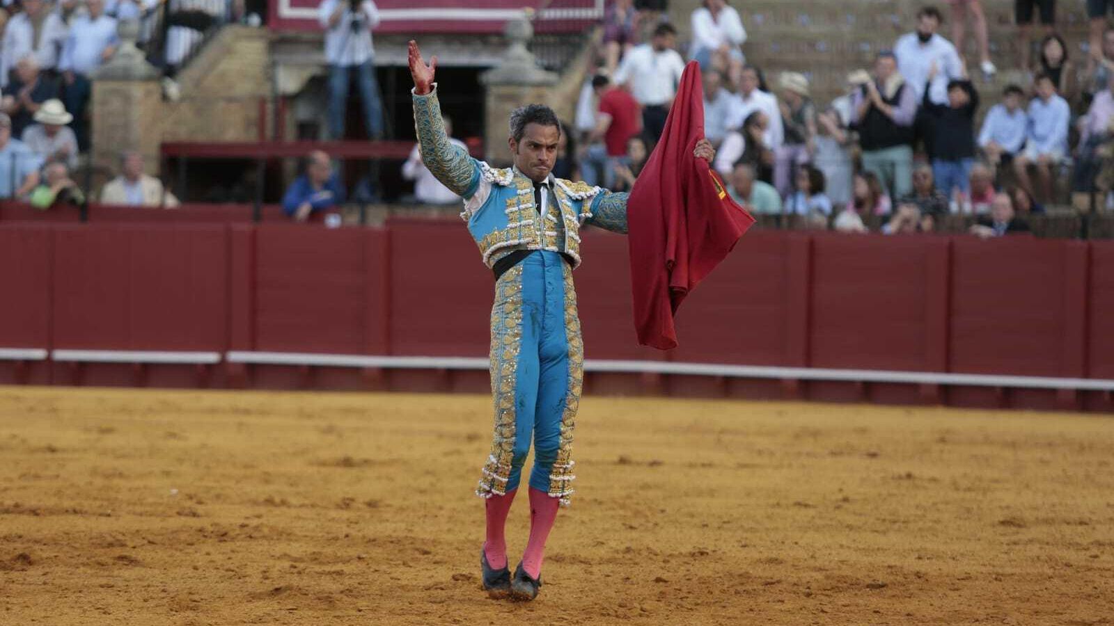 Bolívar recibe los aplausos de la Maestranza tras matar a su segundo toro.