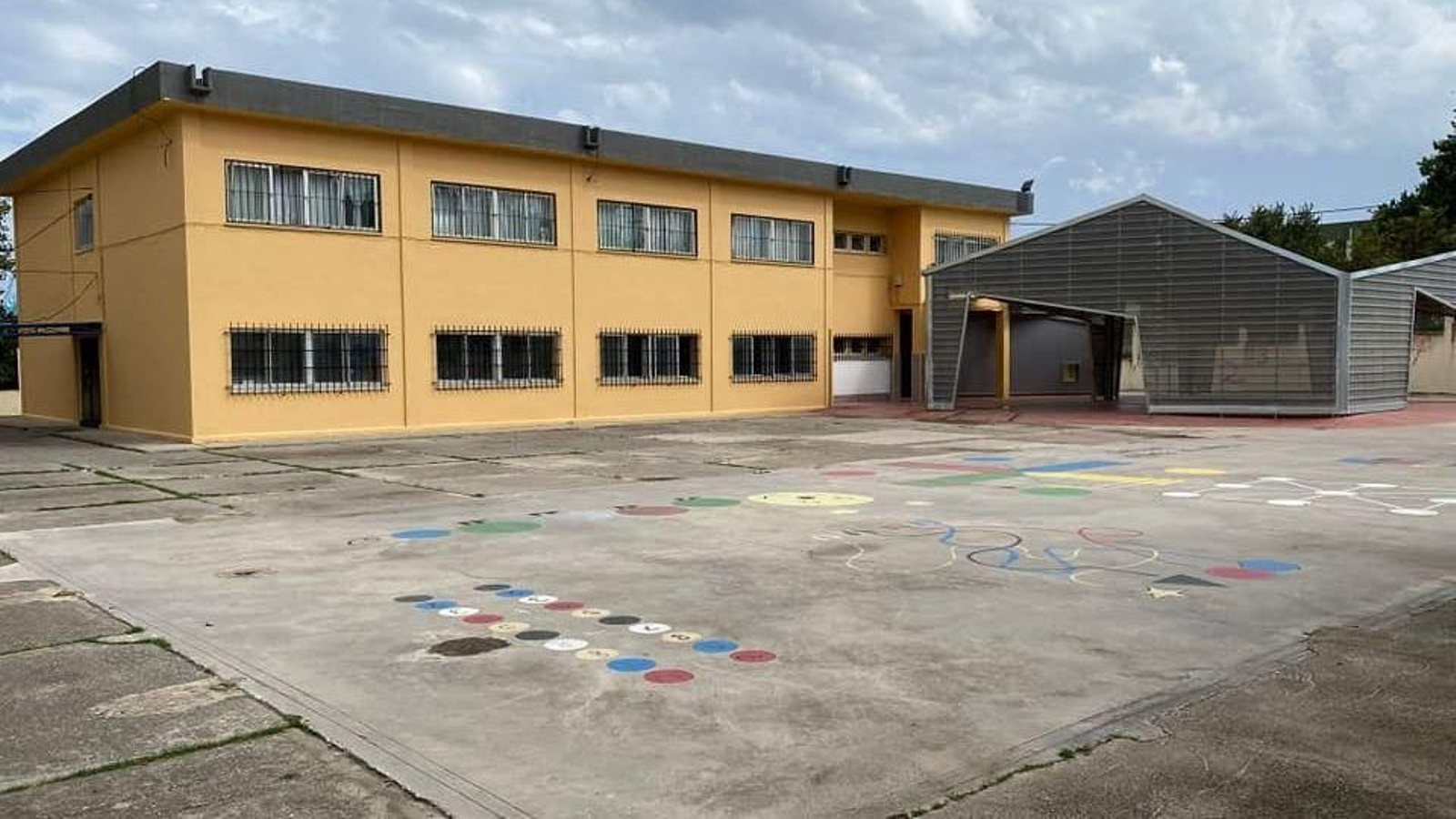 El patio de un colegio público en Algeciras con zonas techadas para los días de lluvia. El patio de un colegio público en Algeciras con zonas techadas para los días de lluvia.