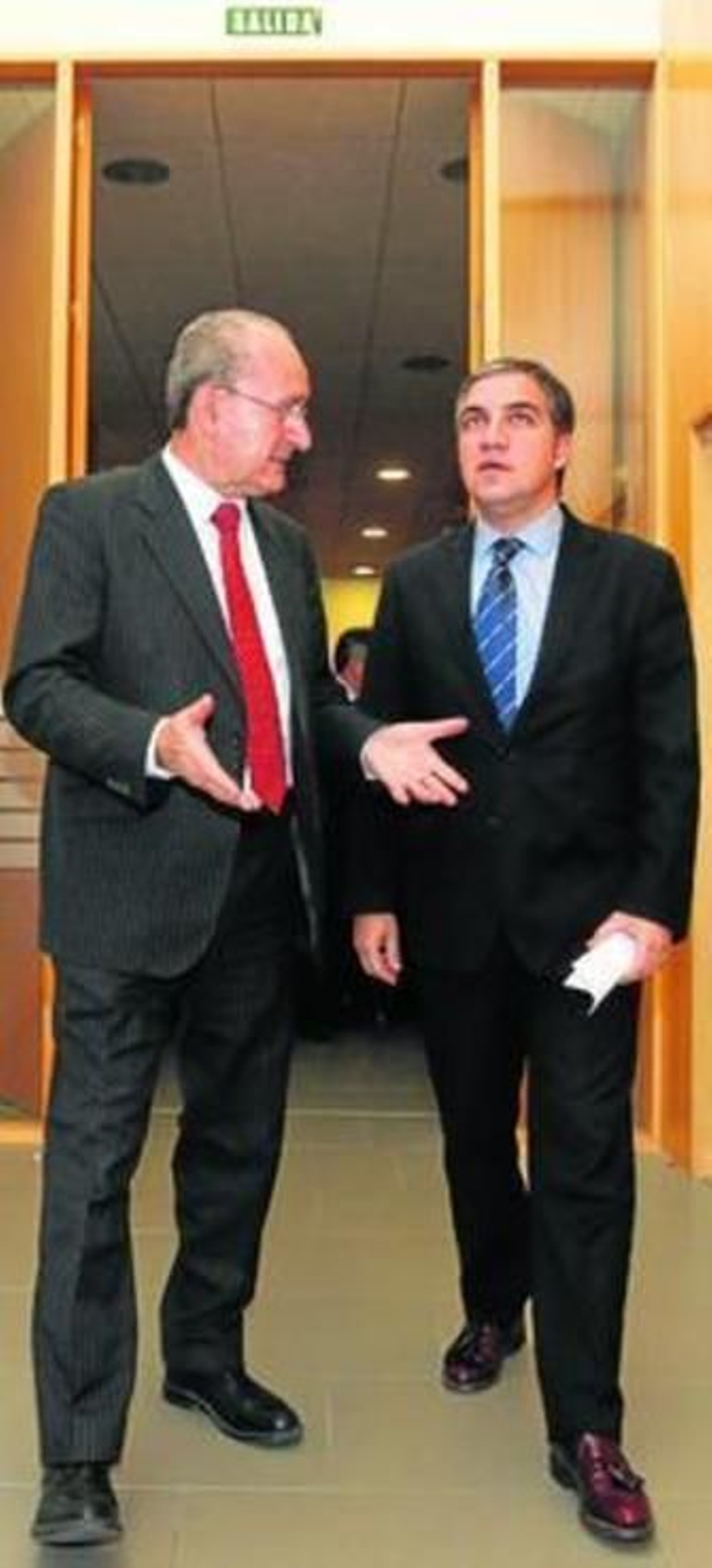 Francisco de la Torre y Elías Bendodo, ayer.