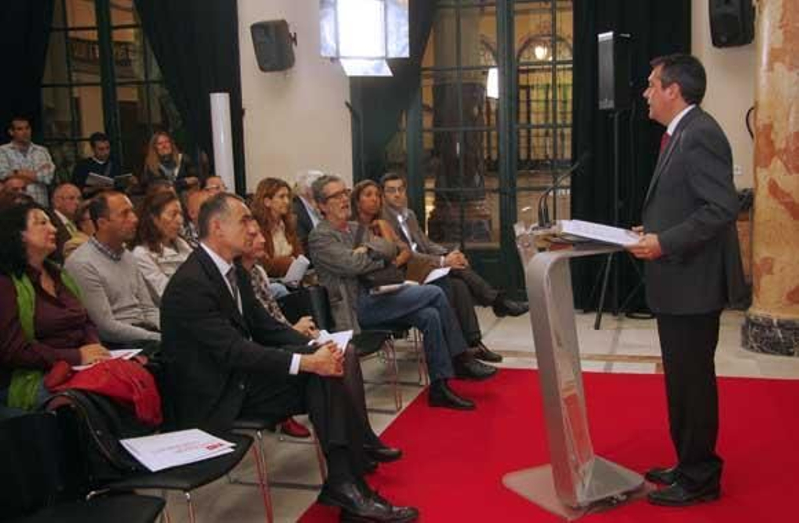 Espadas promete reservar VPO para personas con discapacidad