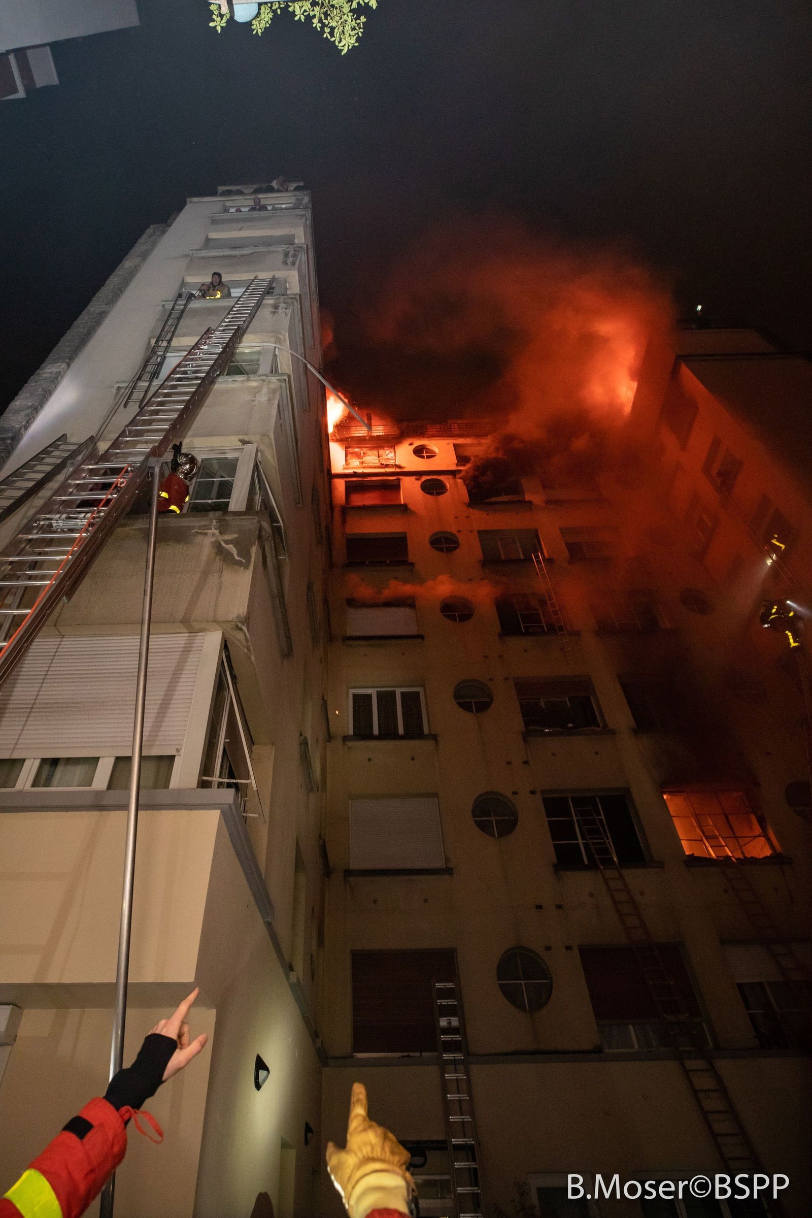 Los bomberos trabajan en la extinción de un edificio incendiado en París