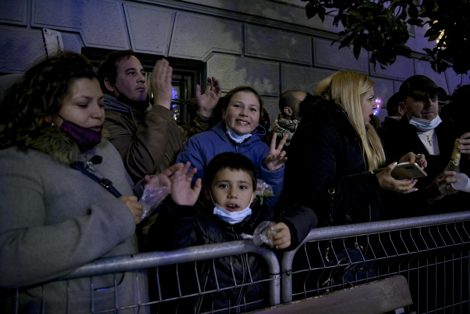 Así fue la Nochevieja 2021 en Granada, en imágenes: uvas en una Plaza del Carmen vallada y ambiente de fiesta en la calle