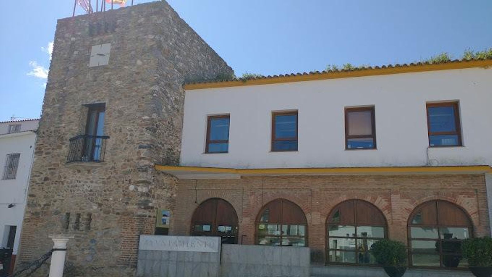 La Casa Consistorial de Almadén de la Plata se alza sobre el lugar donde estaba el castillo.