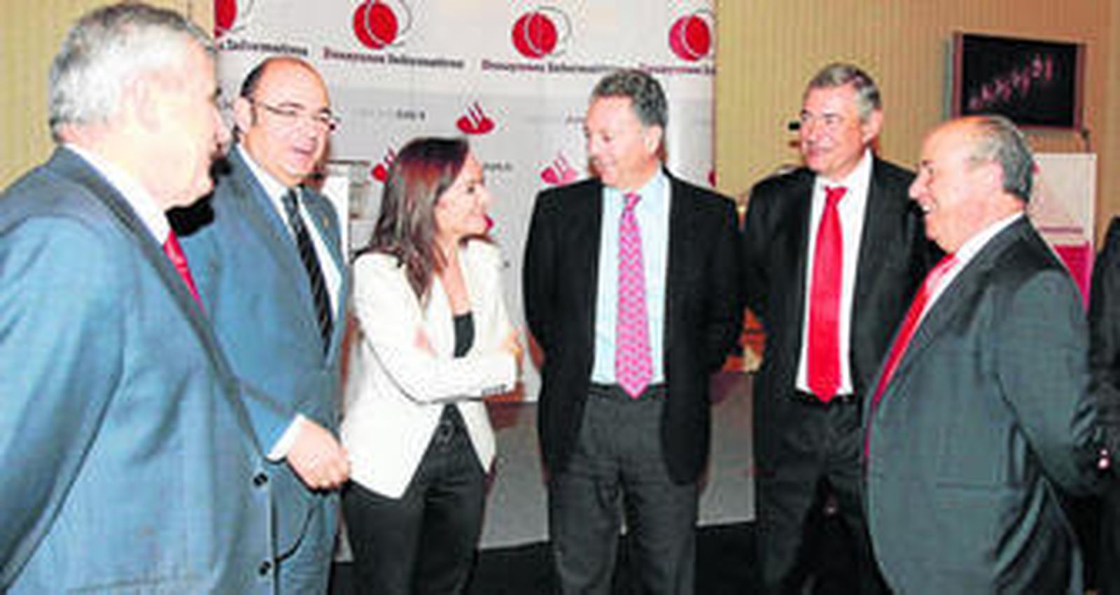 El presidente de la Cámara de Comercio de Granada, Federico Jiménez; el presidente de la Diputación de Granada, Sebastián Pérez, la directora de 'Granada Hoy', Magdalena Trillo; el presidente del Grupo Joly, José Joly; el director territorial de Banco Santander, José Luis Fernández, y el alcalde granadino, José Torres Hurtado.