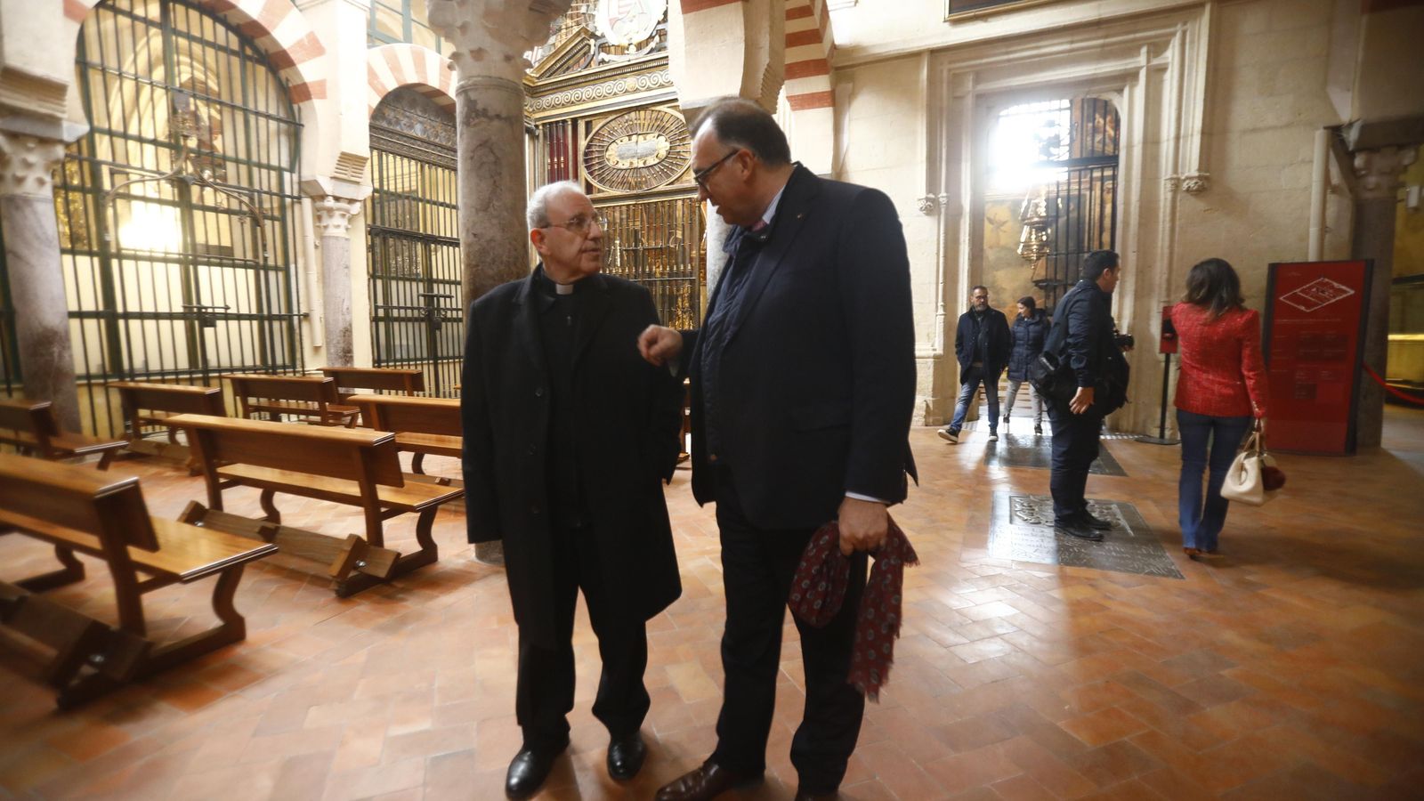 Manuel Pérez Moya y Arturo Bernal, en el interior de la Mezquita-Catedral. Manuel Pérez Moya y Arturo Bernal, en el interior de la Mezquita-Catedral.