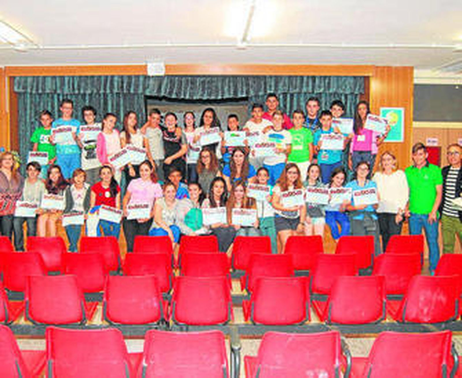 Los alumnos del IES Antonio Machado, con sus diplomas.
