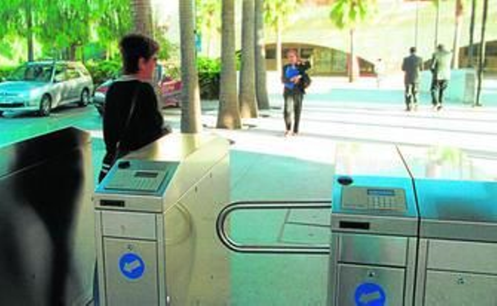 Torno de acceso al edificio administrativo Torretriana.