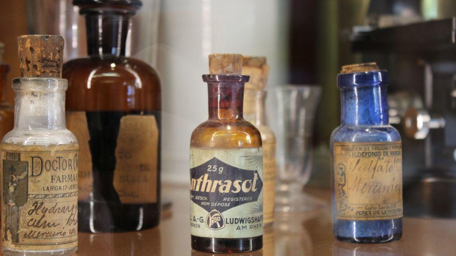 Antiguos tarros de fármacos expuestos en el museo de la Farmacia Central de Jerez
