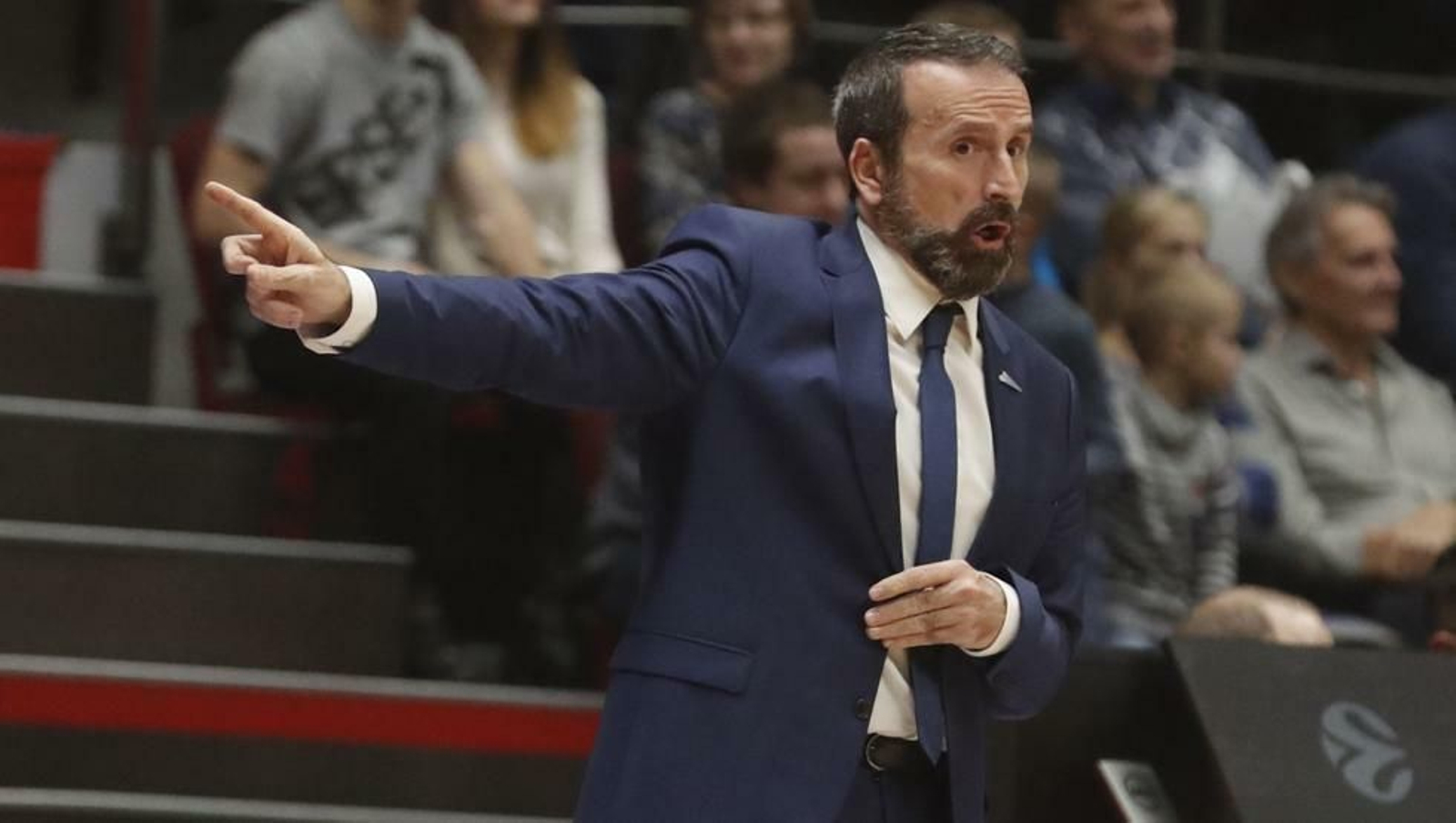 Joan Plaza da indicaciones en un partido.