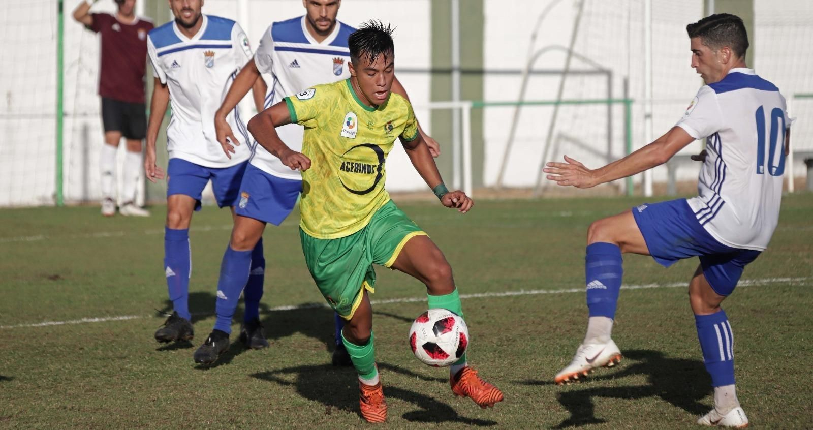 Alan Araiza, durante un encuentro en su etapa en Los Barrios.