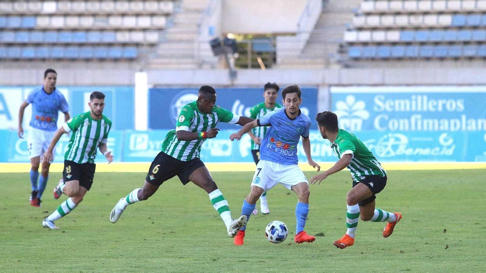 Juanje rodeado de jugadores béticos.