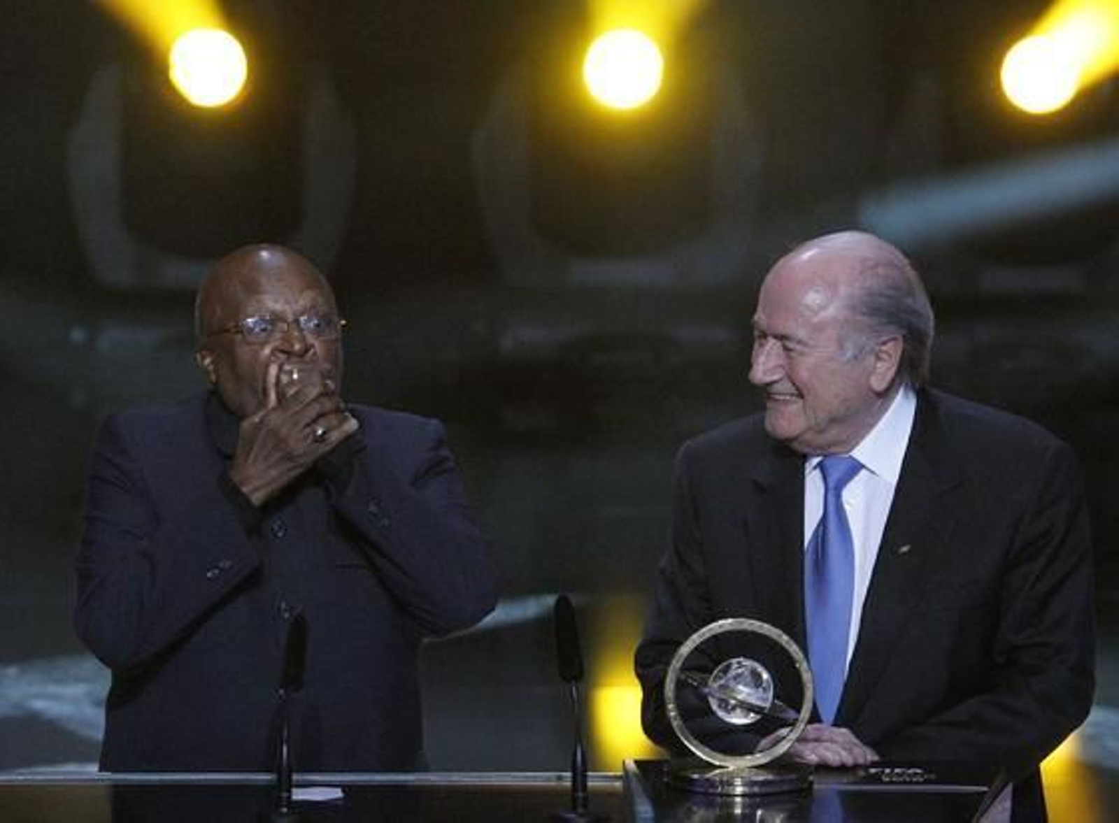 Desmond Tutu recibe de manos de Joseph Blatter el FIFA Presidential Award 2010.

Foto: Reuters