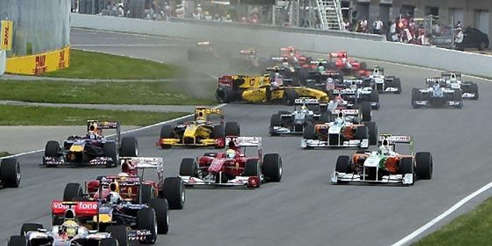Vitaly Petrov (Renault) se lleva por delante el Sauber de Pedro de la Rosa en la primera vuelta.

Foto: Afp Photo / Reuters / Efe