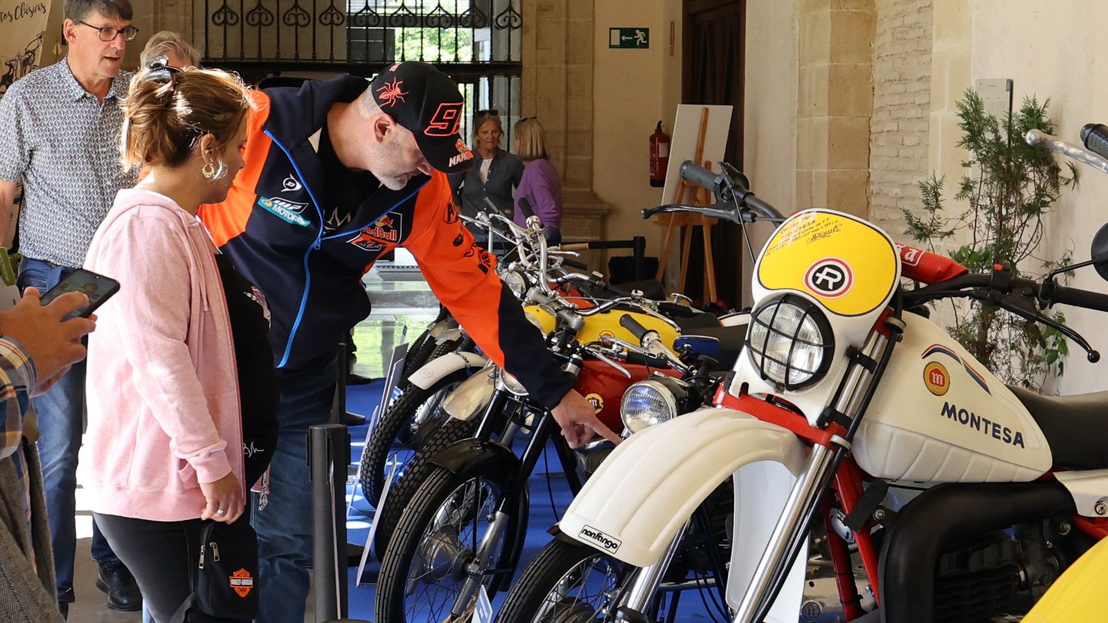 Exposición de motos clásicas en los Claustros