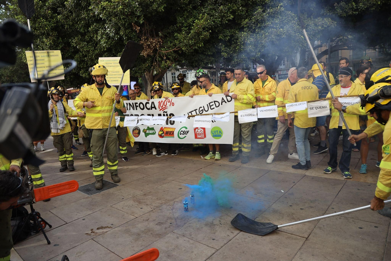 La protesta de los bomberos forestales del Infoca en Málaga, en imágenes