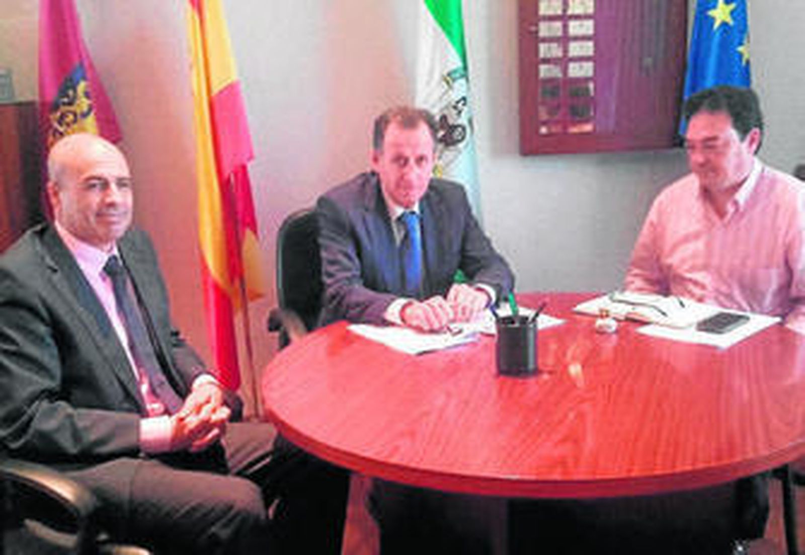 Pedro Benítez Mateos (izquierda) con José María Román y Joaquín Guerrero en el despacho de la Alcaldía.