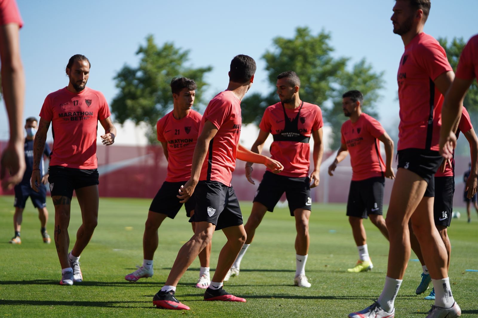 Gudelj, junto a otros compañeros en el entrenamiento del Sevilla FC este domingo.