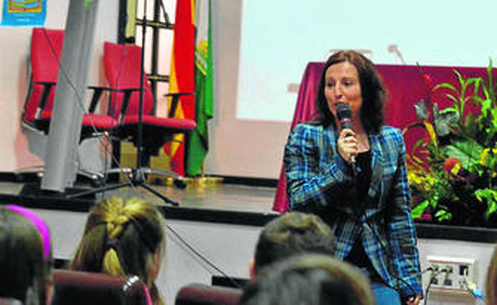 María del Mar Saldaña ayer contando como llegó a la poesía a los escolares del Lope de Vega.
