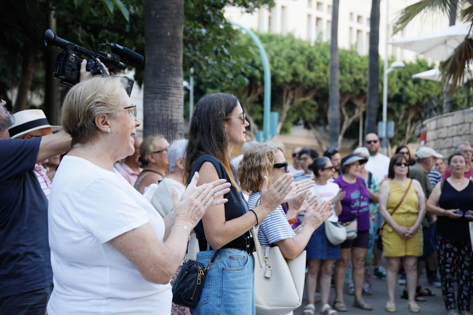 Las imágenes del minuto de silencio en el Mirador de la Rambla por la mujer asesinada en Almería