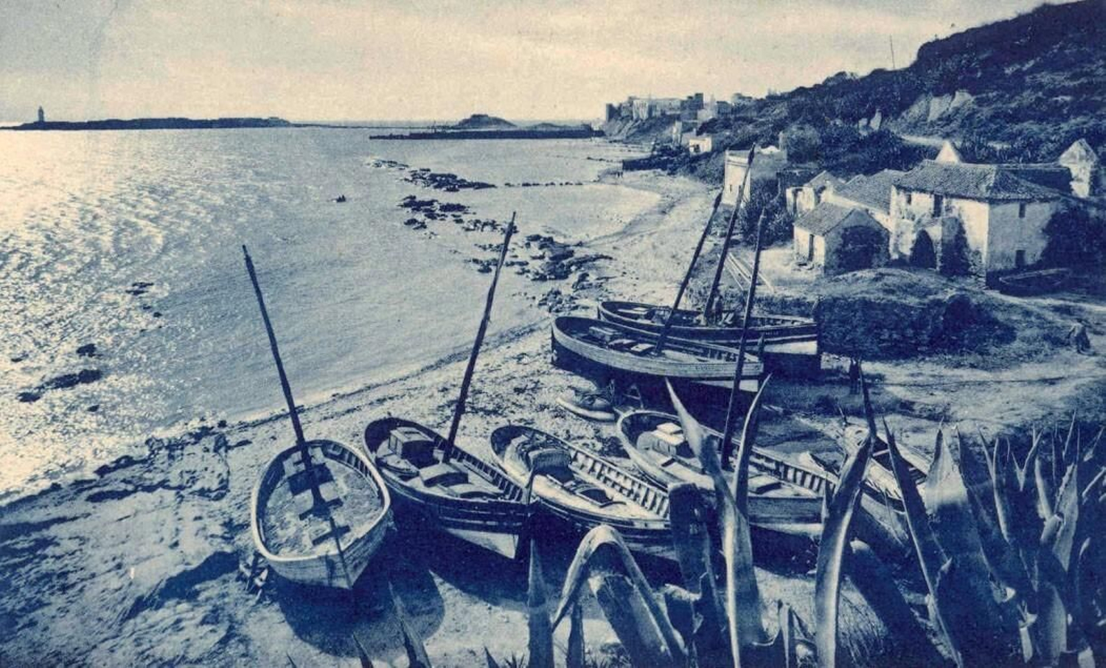 Embarcaciones de pesca en la playa de la Caleta en Tarifa hacia 1930.