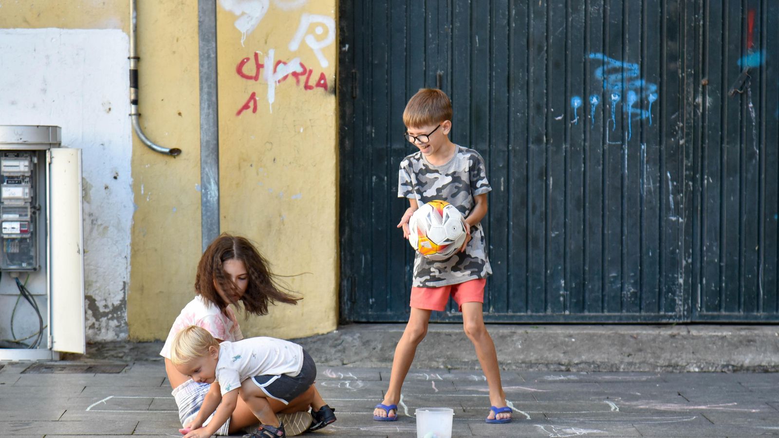 Misha, Masha y León dibujan con tizas