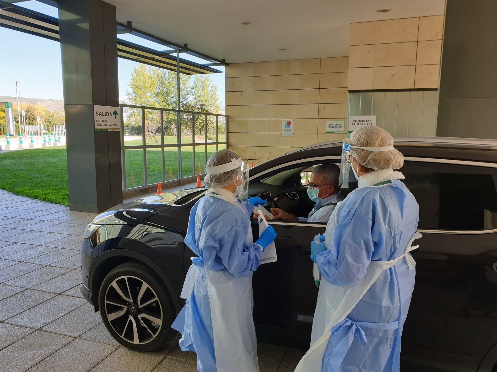 Enfermeras toman muestras para una PCR en el 'autocovid' del San Cecilio