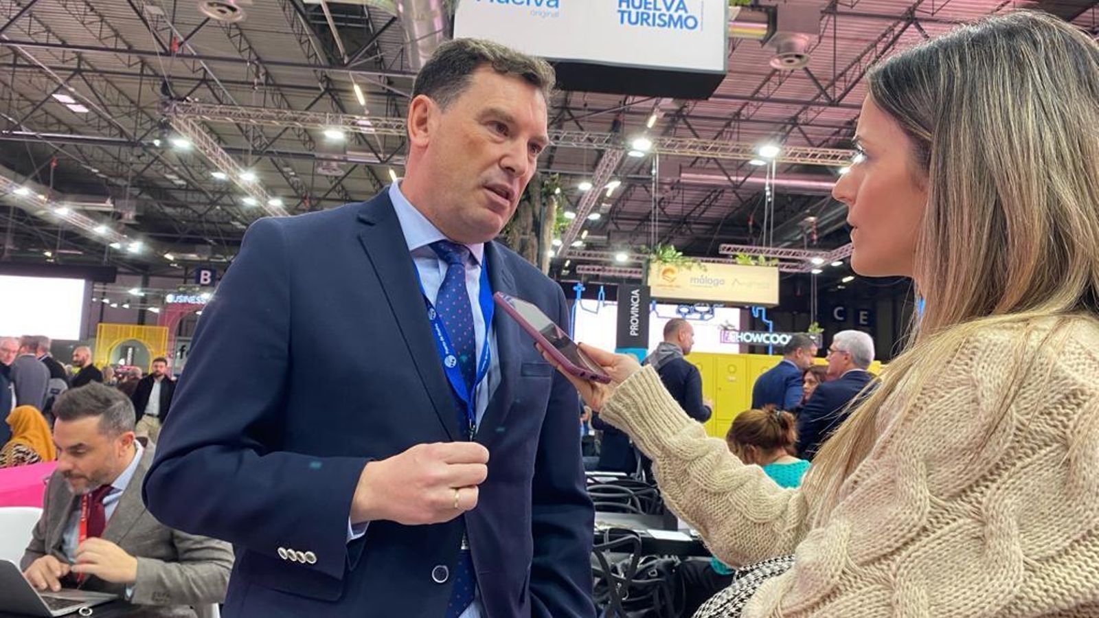 El presidente del Puerto, Alberto Santana, en una entrevista con Huelva Información este jueves en Fitur
