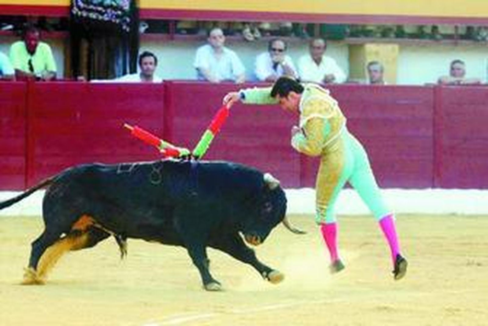 El matador de toros David Fandila en el tercio de banderillas ejecutando su par al violín al tercer toro de la tarde.