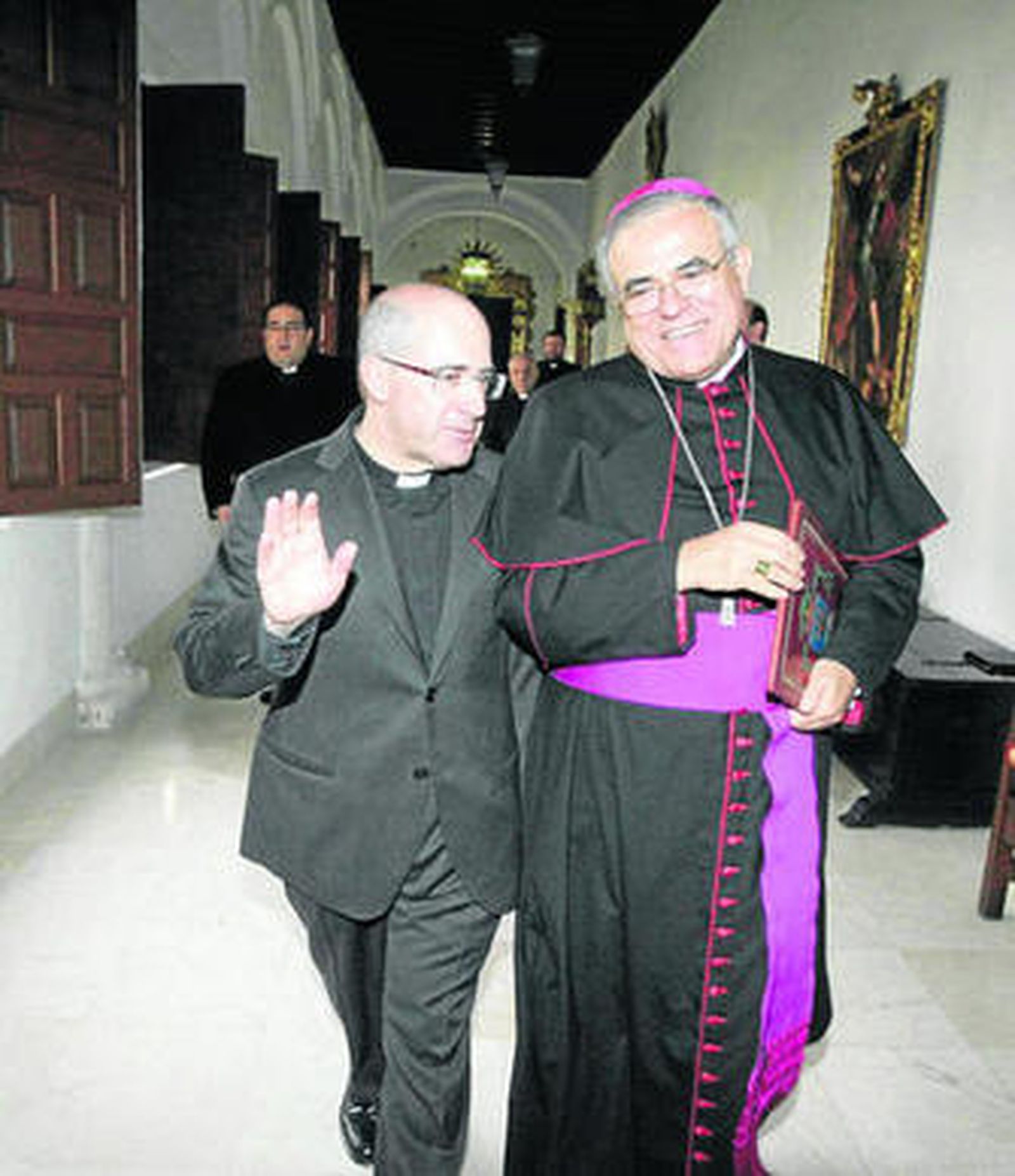 Santiago Gómez Sierra y Demetrio Fernández, ayer en el Obispado.