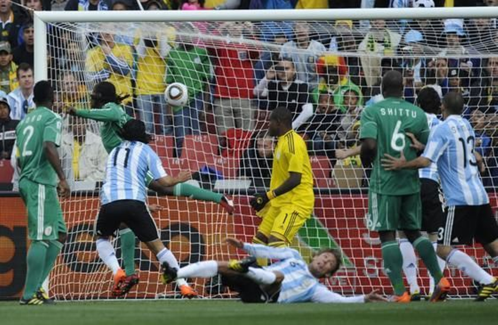 En balón entra en la portería nigeriana mientrás Heinze cae al suelo. / AFP