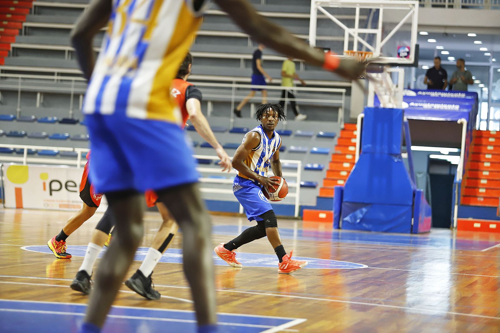 Imágenes del partido de baloncesto entre el Huelva Comercio Viridis y el Juventud Alcalá