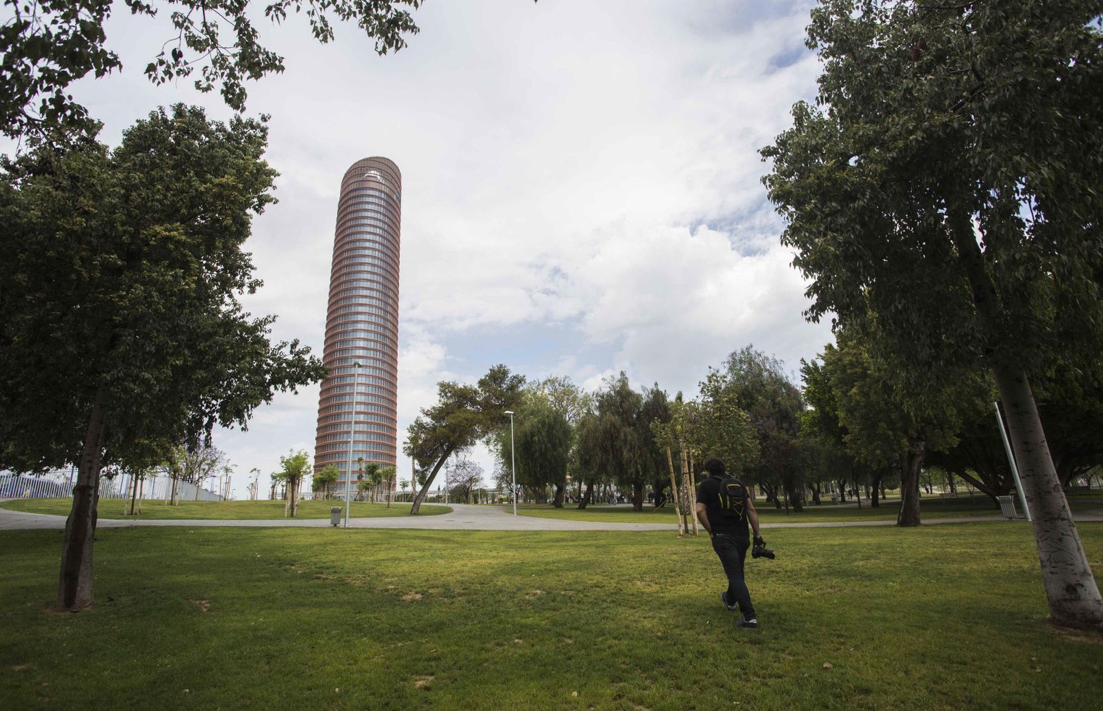 La Torre Sevilla desde el Parque Magallanes.