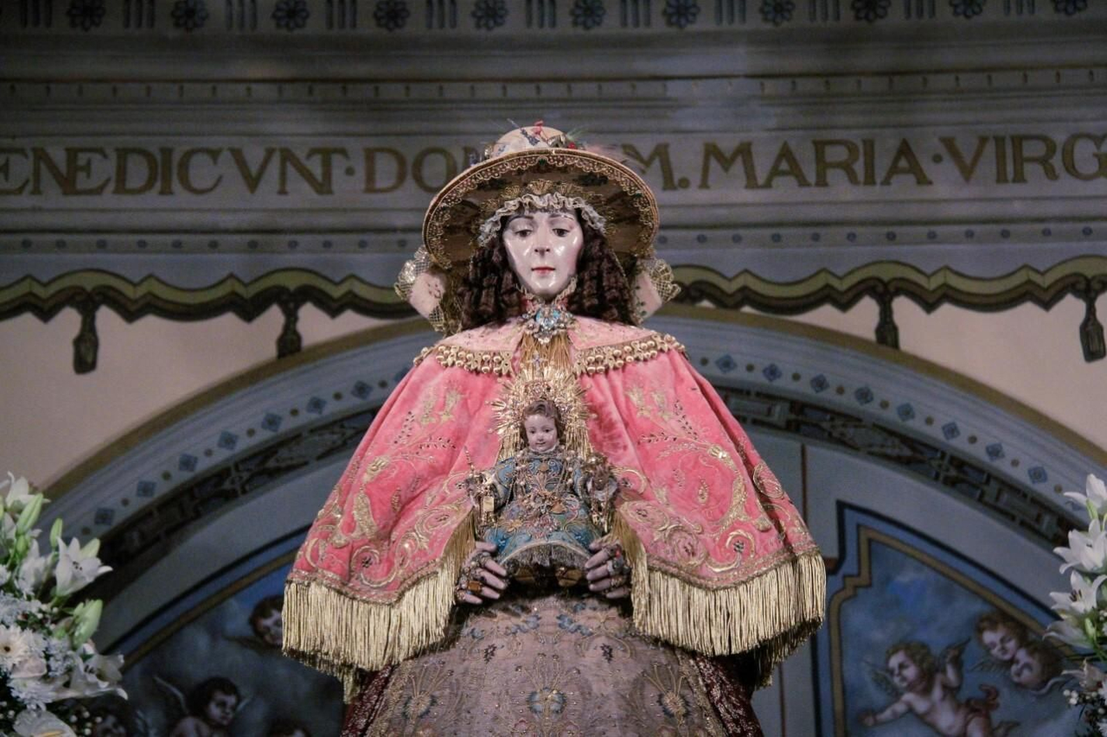 La Virgen del Rocío, con su esclavina de color rosa empolvado.