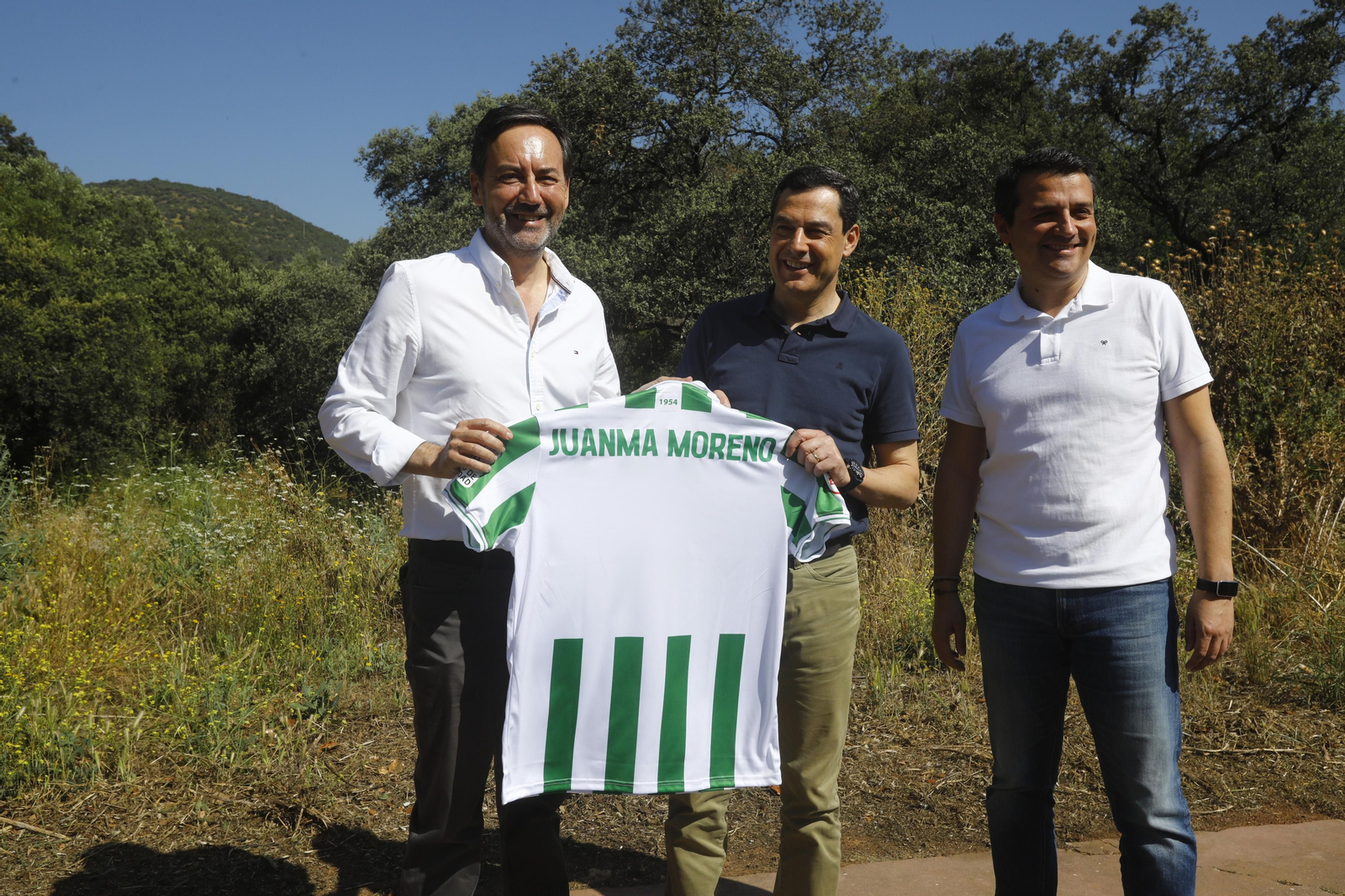 Juanma Moreno posa junto a Antonio Fernández Monterrubio y José María Bellido. Juanma Moreno posa junto a Antonio Fernández Monterrubio y José María Bellido.