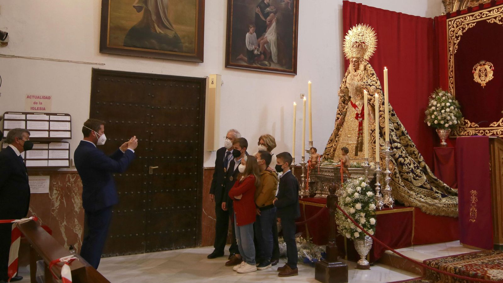 Una foto ante la Virgen de la Amargura, que lució sus mejores bordados.