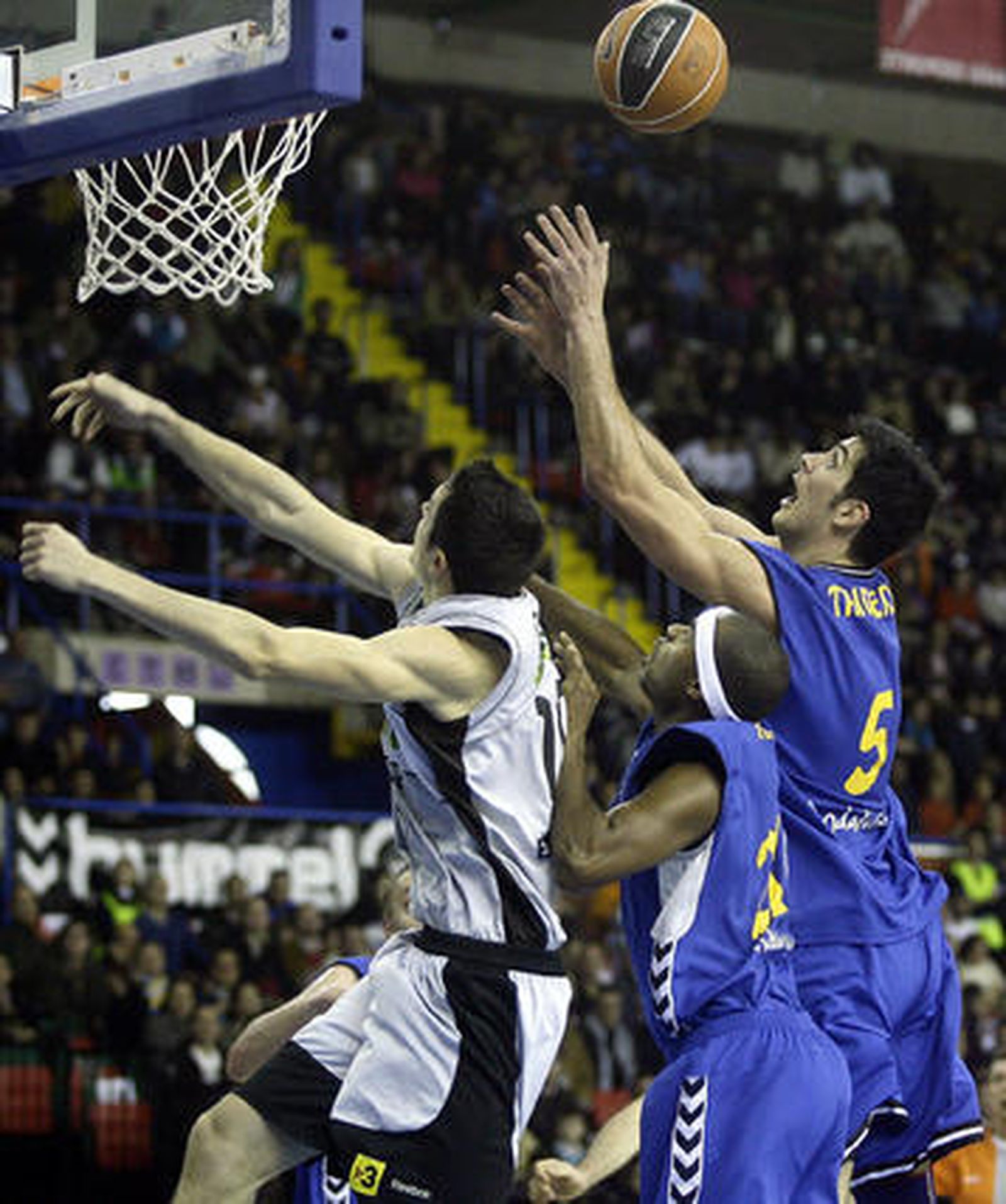 El Cajasol vence al Juventut en San Pablo y lo supera en la clasificaión. / Antonio Pizarro