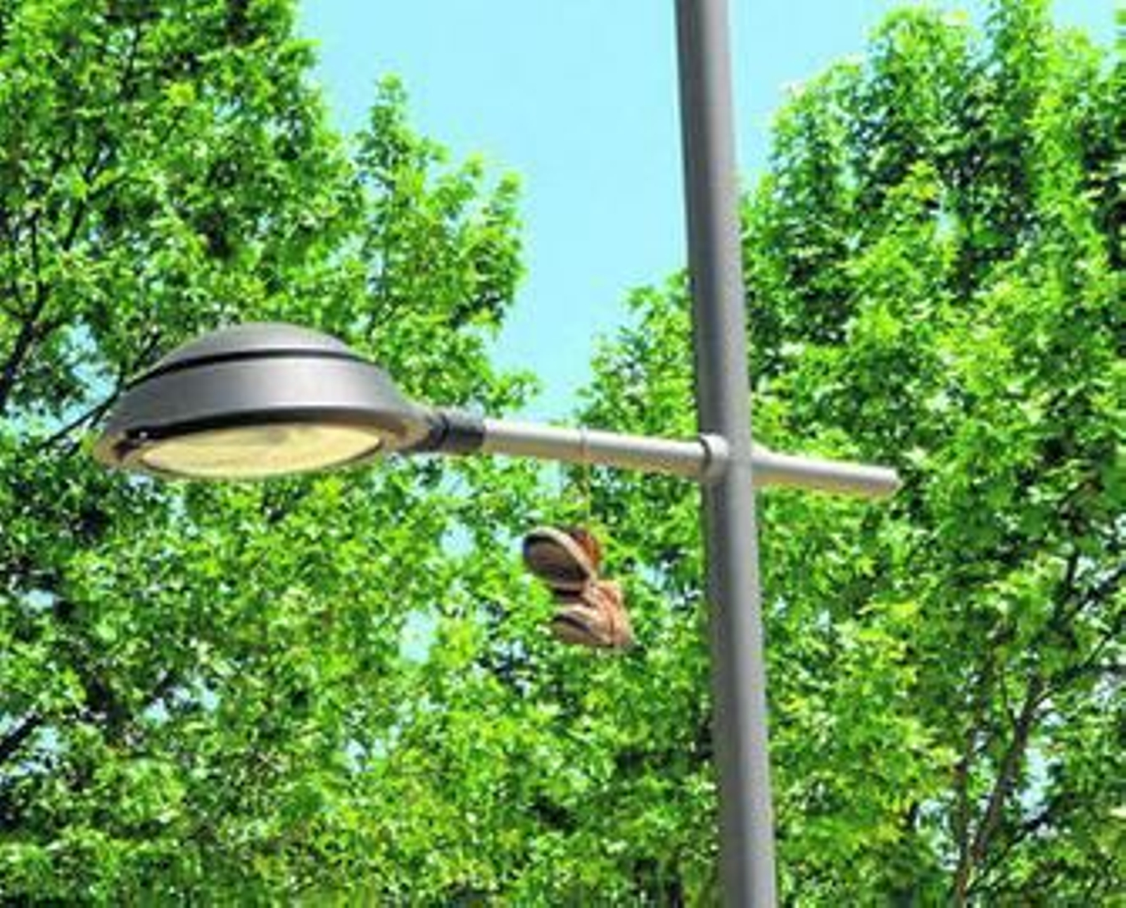 El 'shoefiti' llega a la Sierra de Huelva