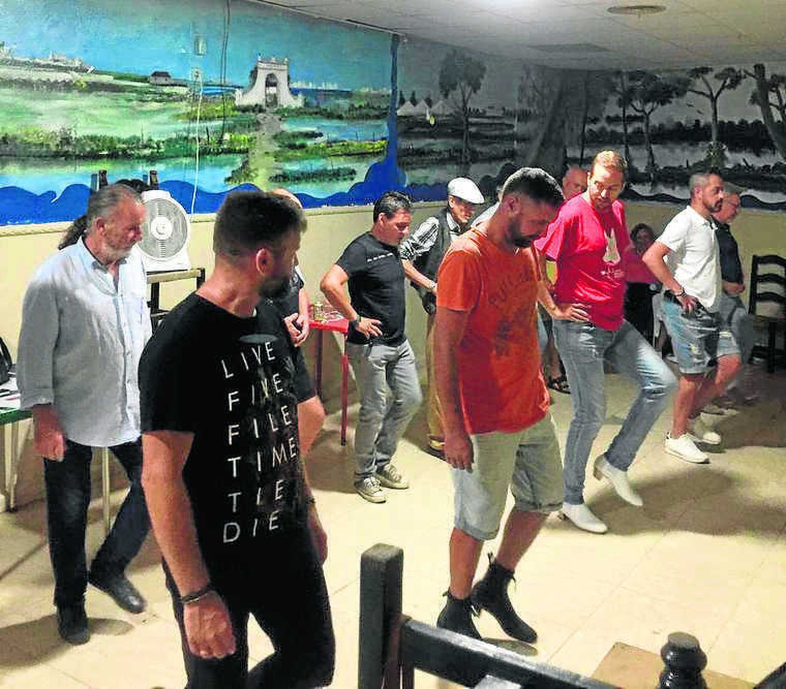 Momento de la clases de bulerías para hombres de Jesuli Carrillo.