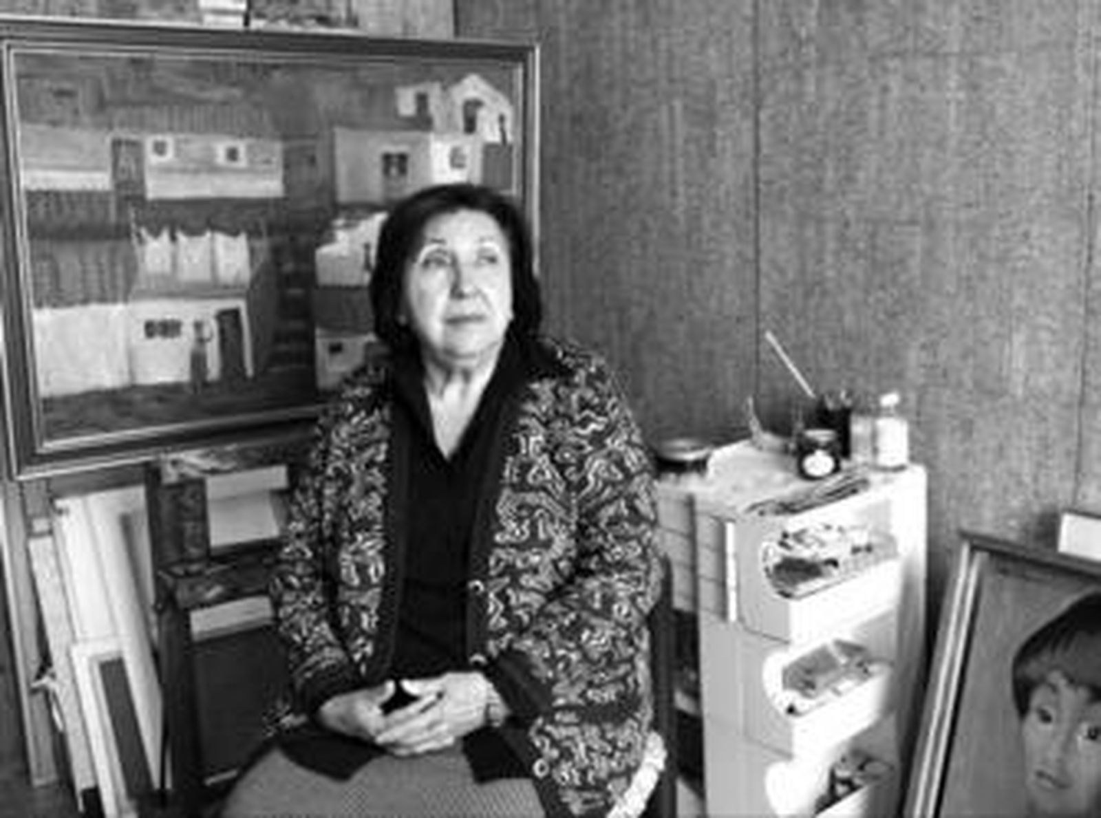 Lola Valera, en su casa, rodeada de sus pinturas y materiales.