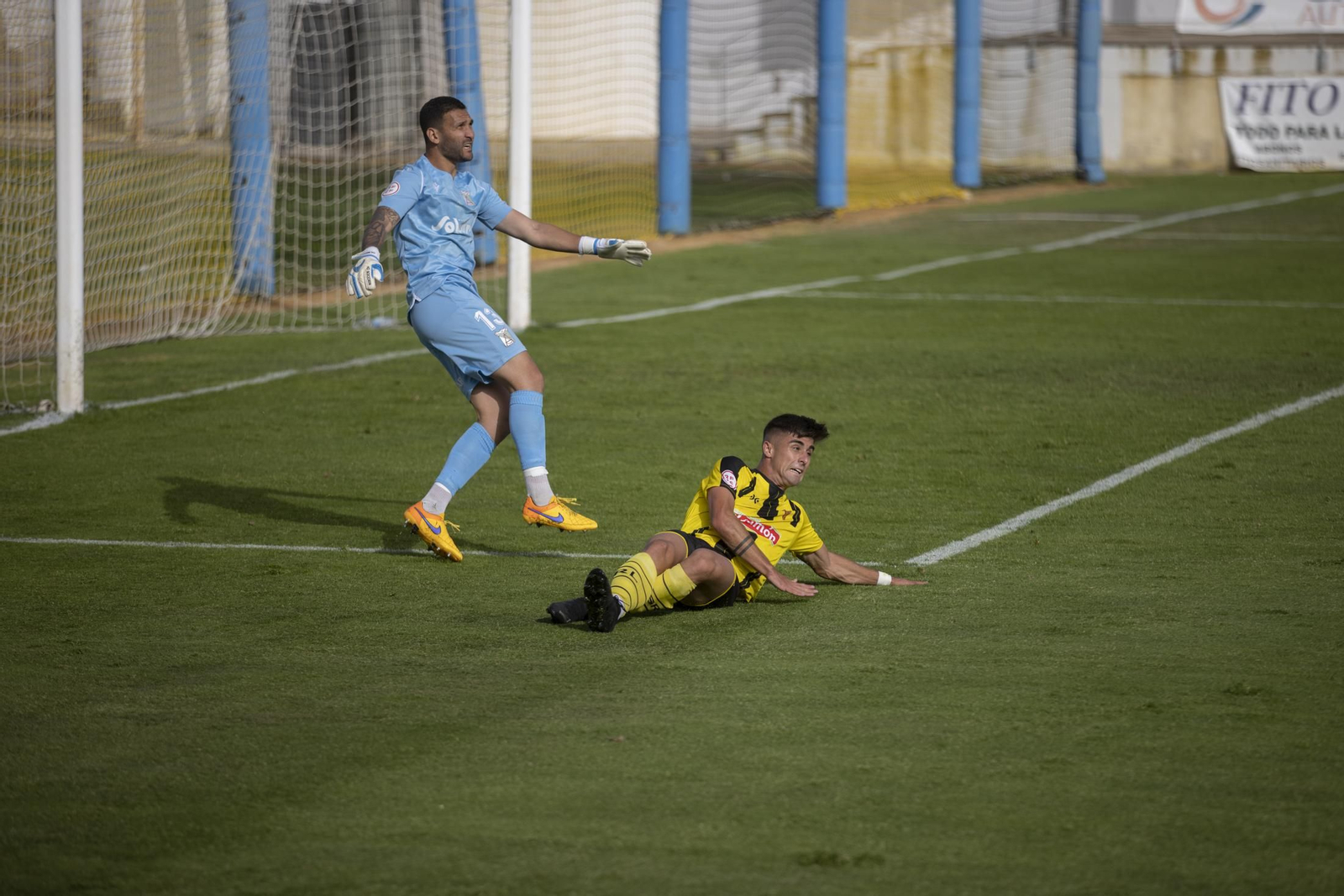 Imágenes del partido entre el San Roque de Lepe y el Atlético Sanluqueño