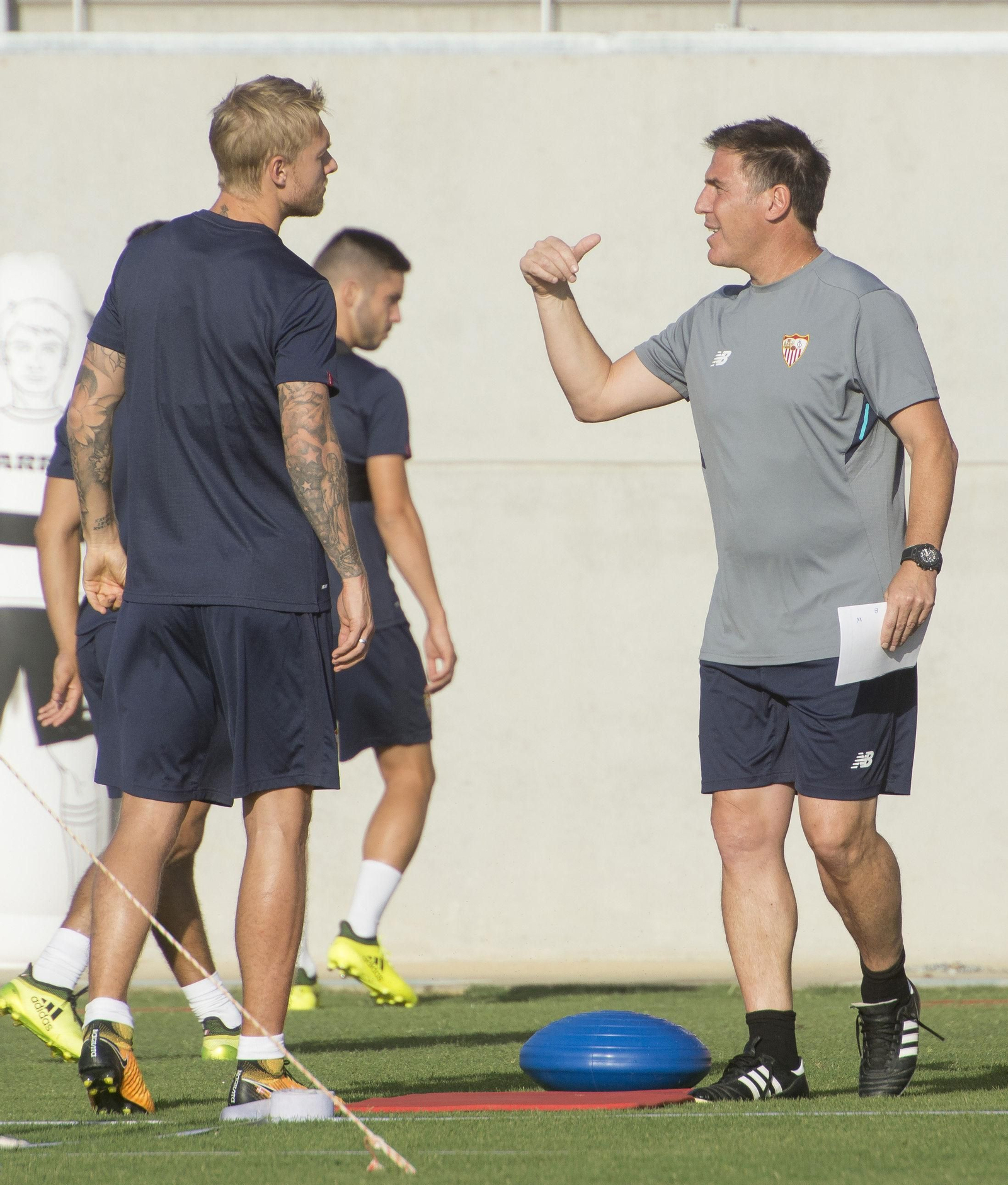 Simon Kjaer, reclamado por Eduardo Berizzo, su entrenador, en una sesión del Sevilla.