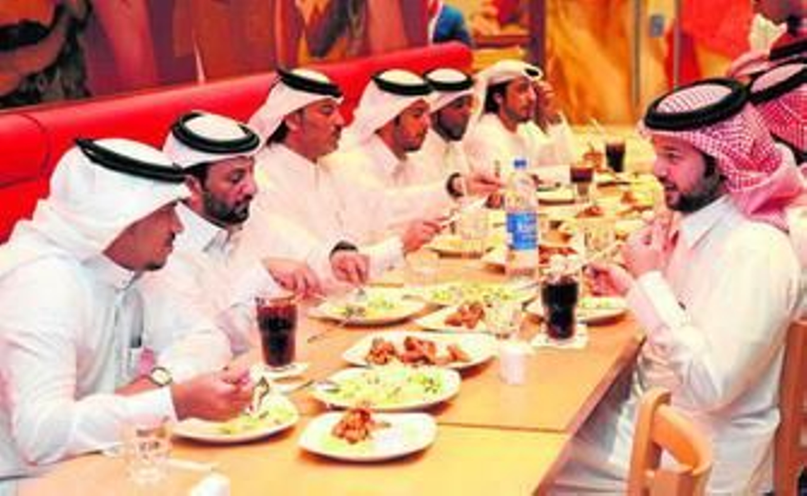 Abdullah Ghubn y Abdullah Al Thani comen junto a un grupo de amigos del grupo NAS.