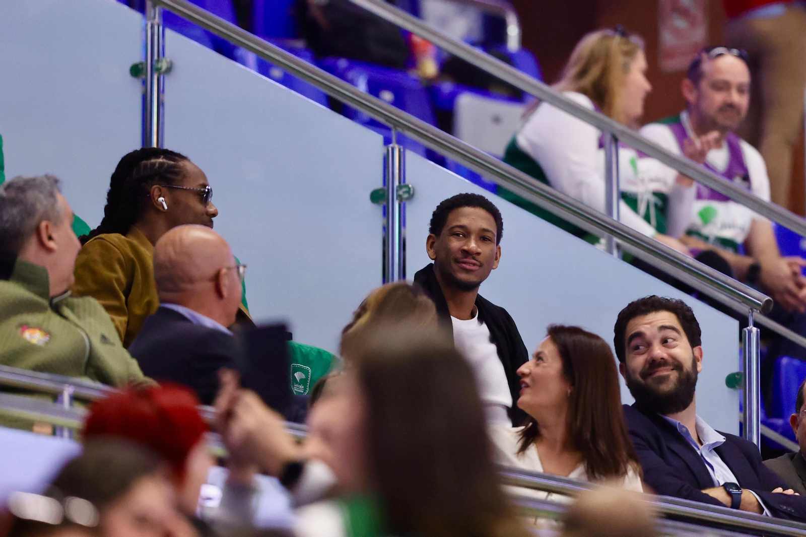 Los jugadores del primer equipo apoyaron al Unicaja Mijas
