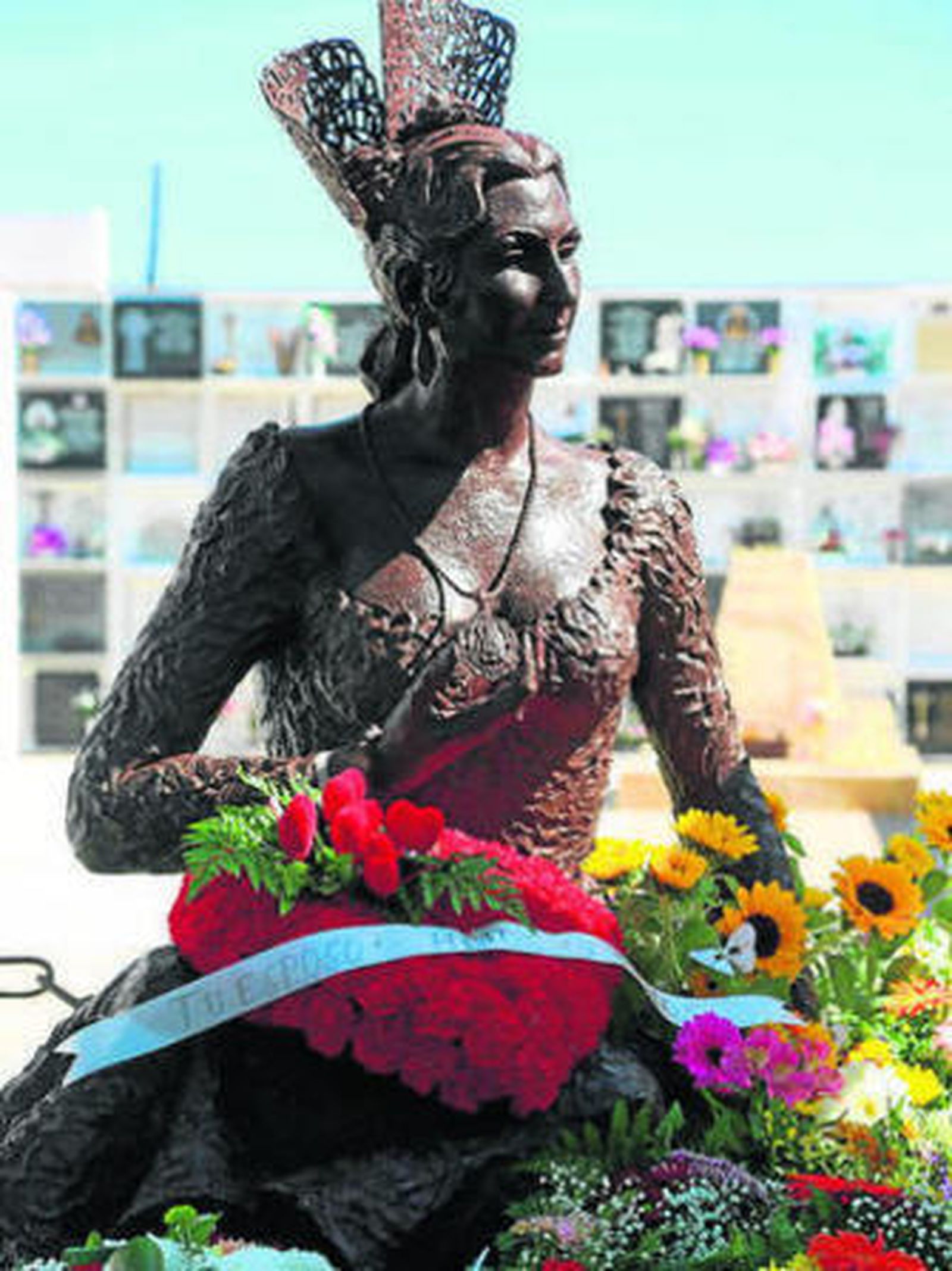 El mausoleo de la chipionera, repleto de flores.