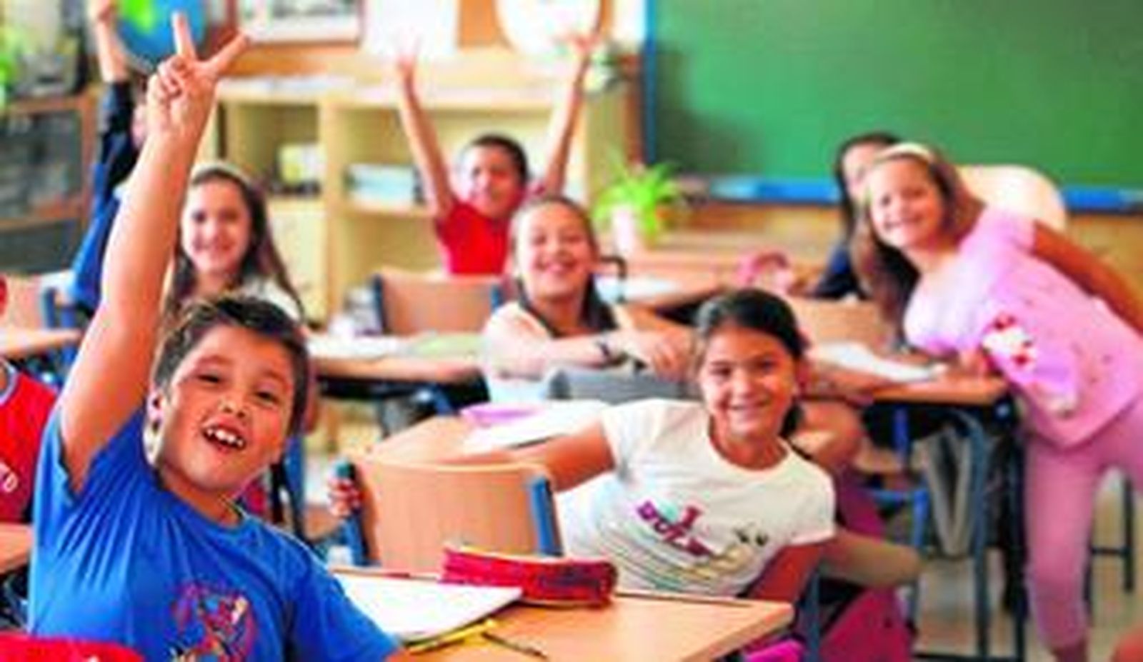 Un grupo de alumnos de Primaria en el interior de una de las aulas del centro.